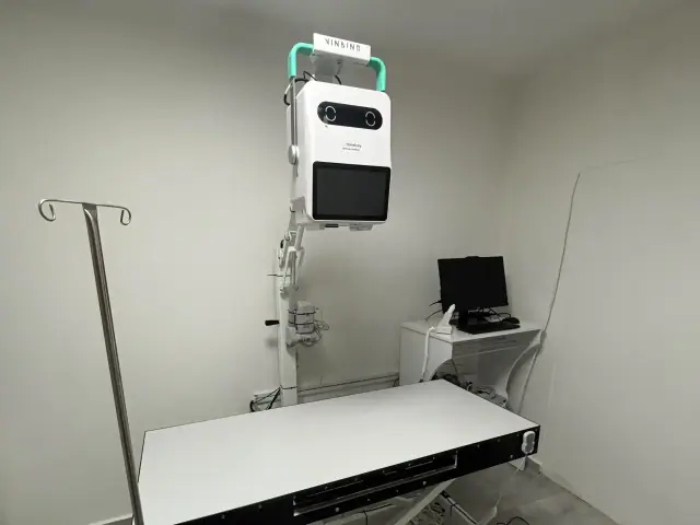 Röntgen odası: Mindray VetiGen P50 röntgen jeneratörü, röntgen masası ve serum askısı