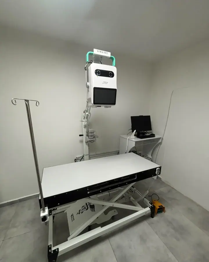 Röntgen odası: Mindray VetiGen P50 röntgen jeneratörü, röntgen masası ve serum askısı